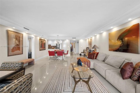 Снять в аренду кондоминиум в Помпано-Бич, Флорида 3 спальни, 159.42м2, № 1970737 - фото 23