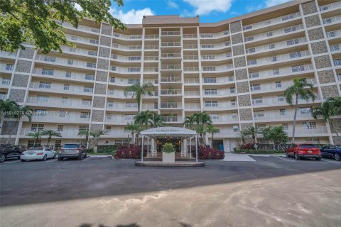 Снять в аренду кондоминиум в Помпано-Бич, Флорида 3 спальни, 159.42м2, № 1970737 - фото 2