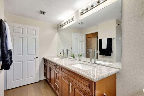 Condo in Palm Beach Gardens, Florida, 2 bedrooms  № 2193914 - photo 25