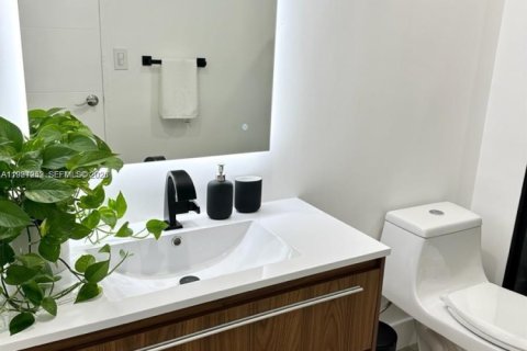 Condo in Doral, Florida, 1 bedroom  № 2043217 - photo 14