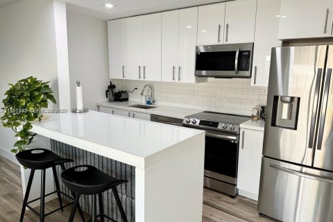 Condo in Doral, Florida, 1 bedroom  № 2043217 - photo 8