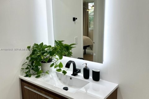 Condo in Doral, Florida, 1 bedroom  № 2043217 - photo 17