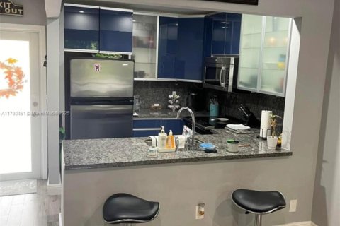 Condo in Dania Beach, Florida, 2 bedrooms  № 1705795 - photo 9