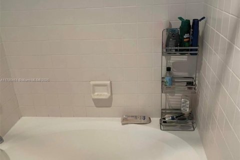 Condo in Dania Beach, Florida, 2 bedrooms  № 1705795 - photo 19