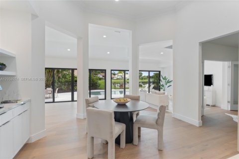 House in Boca Raton, Florida 4 bedrooms, 400.97 sq.m. № 2244075 - photo 10