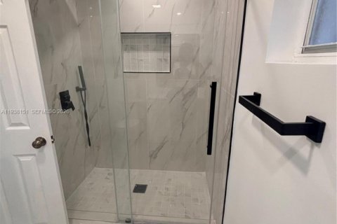 Immobilier commercial à louer à Miami, Floride: 1 chambre, 214.98 m2 № 1996396 - photo 3