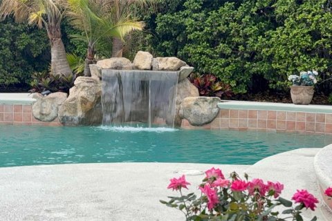 House in Orlando, Florida 4 bedrooms, 226.68 sq.m. № 2114627 - photo 2