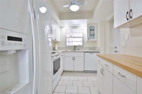 House in Bradenton, Florida 2 bedrooms, 100.33 sq.m. № 2111871 - photo 9