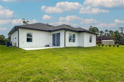 House in Port Charlotte, Florida 4 bedrooms, 162.76 sq.m. № 2212777 - photo 16