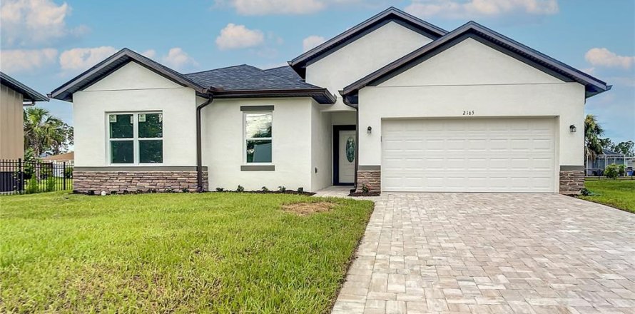 House in Port Charlotte, Florida 4 bedrooms, 162.76 sq.m. № 2212777