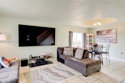 Casa en venta en Cutler Bay, Florida, 4 dormitorios, 169.45 m2 № 1935190 - foto 13