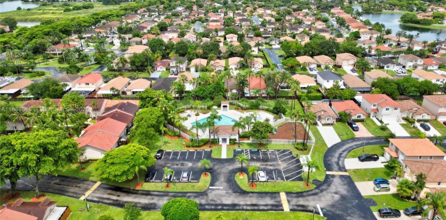 Casa en Cutler Bay, Florida 4 dormitorios, 169.45 m2 № 1935190