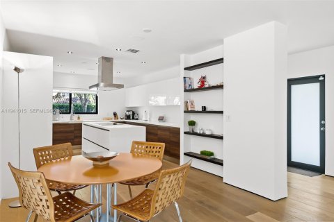 Villa ou maison à vendre à Coral Gables, Floride: 3 chambres, 221.2 m2 № 1997810 - photo 8