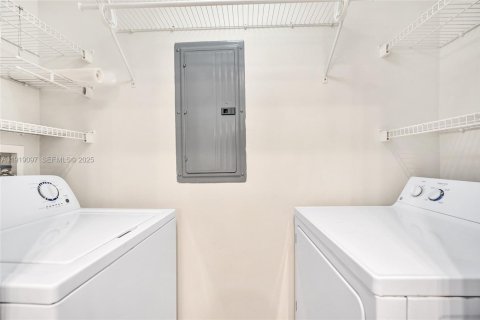 Condo in Miami, Florida, 2 bedrooms № 1982853 - photo 17