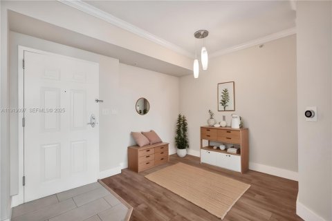 Condo in Miami, Florida, 2 bedrooms № 1982853 - photo 3