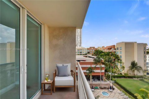 Condo in Miami, Florida, 2 bedrooms № 1982853 - photo 9