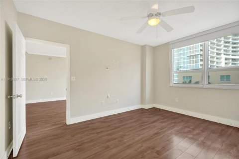 Condo in Miami, Florida, 2 bedrooms № 1982853 - photo 24