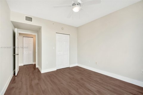 Condo in Miami, Florida, 2 bedrooms № 1982853 - photo 22