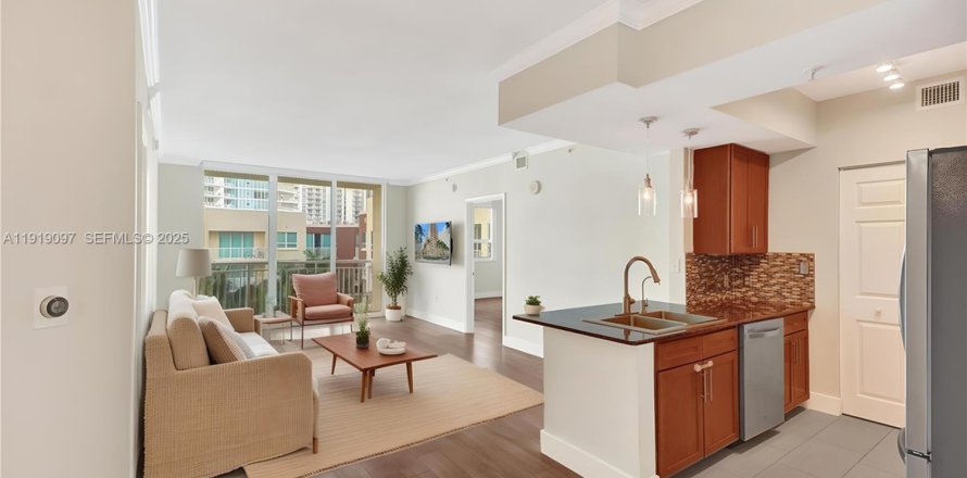 Condo in Miami, Florida, 2 bedrooms № 1982853