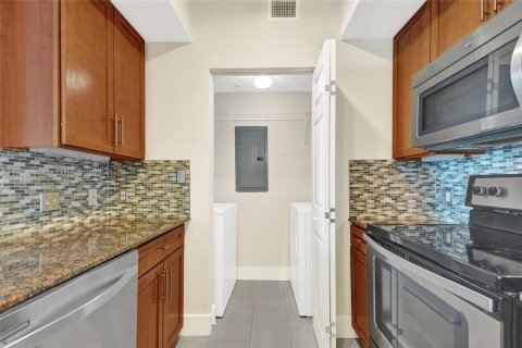 Condo in Miami, Florida, 2 bedrooms № 1982853 - photo 16