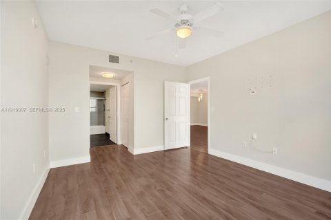 Condo in Miami, Florida, 2 bedrooms № 1982853 - photo 19
