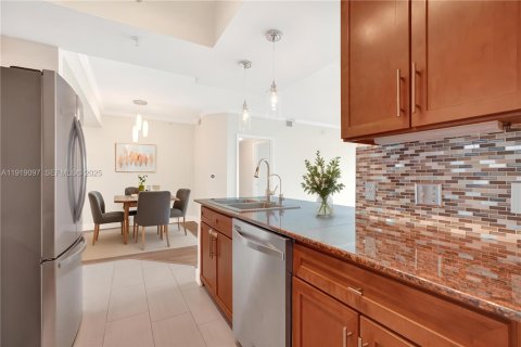 Condo in Miami, Florida, 2 bedrooms № 1982853 - photo 2