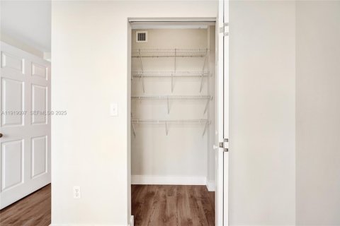 Condo in Miami, Florida, 2 bedrooms № 1982853 - photo 23