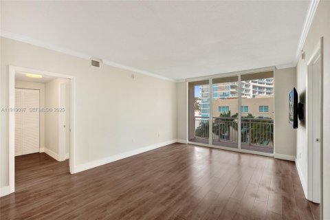 Condo in Miami, Florida, 2 bedrooms № 1982853 - photo 18