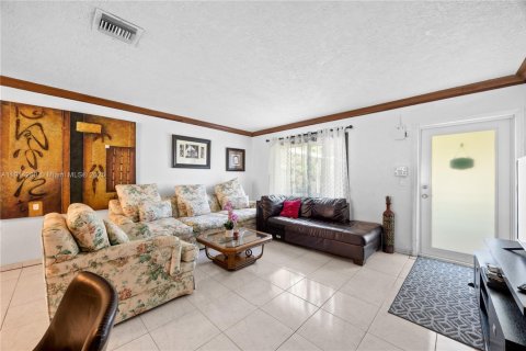 Casa en venta en North Miami Beach, Florida, 4 dormitorios, 230.49 m2 № 1969923 - foto 13