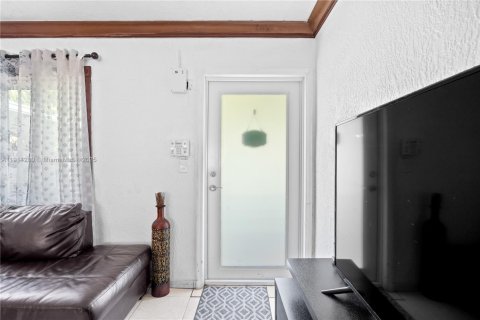 Casa en venta en North Miami Beach, Florida, 4 dormitorios, 230.49 m2 № 1969923 - foto 12