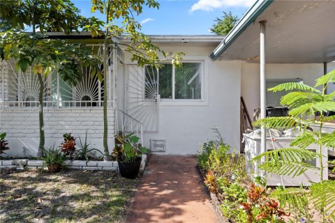 Casa en venta en North Miami Beach, Florida, 4 dormitorios, 230.49 m2 № 1969923 - foto 4