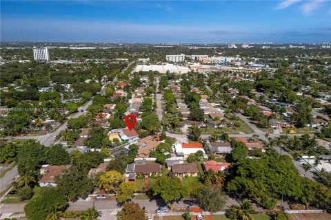 Casa en venta en North Miami Beach, Florida, 4 dormitorios, 230.49 m2 № 1969923 - foto 10