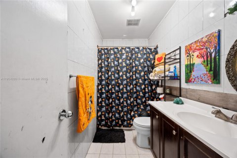 Casa en venta en North Miami Beach, Florida, 4 dormitorios, 230.49 m2 № 1969923 - foto 26