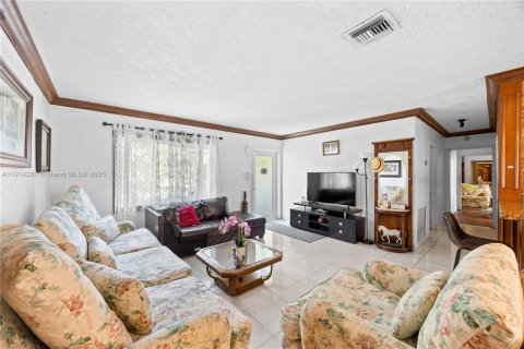 Casa en venta en North Miami Beach, Florida, 4 dormitorios, 230.49 m2 № 1969923 - foto 15