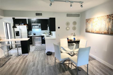 Condo in Miami, Florida, 2 bedrooms  № 1976515 - photo 3