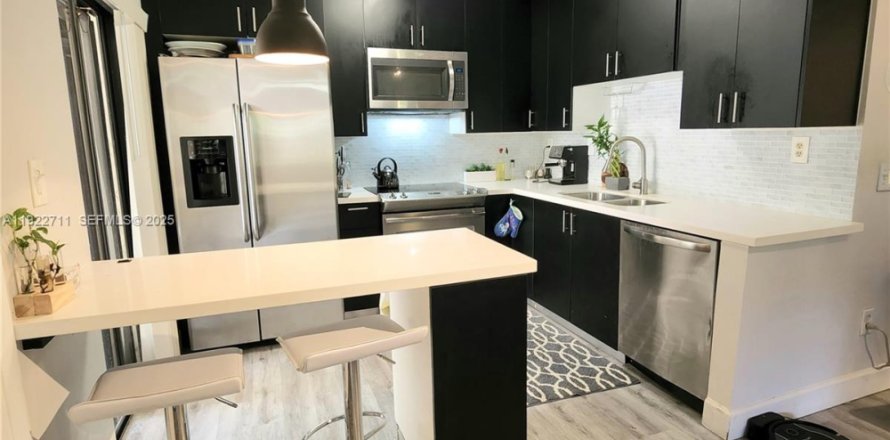 Condo in Miami, Florida, 2 bedrooms  № 1976515