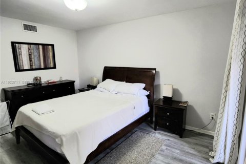 Condo in Miami, Florida, 2 bedrooms  № 1976515 - photo 6