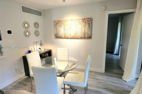 Condo in Miami, Florida, 2 bedrooms  № 1976515 - photo 2