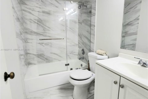 Condo in Miami, Florida, 2 bedrooms  № 1976515 - photo 5