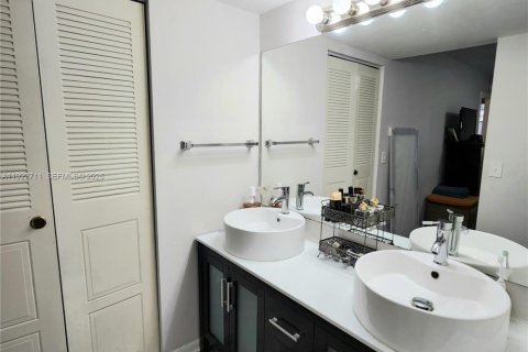 Condo in Miami, Florida, 2 bedrooms  № 1976515 - photo 7