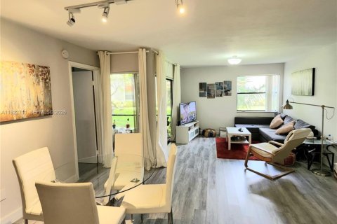 Condo in Miami, Florida, 2 bedrooms  № 1976515 - photo 8