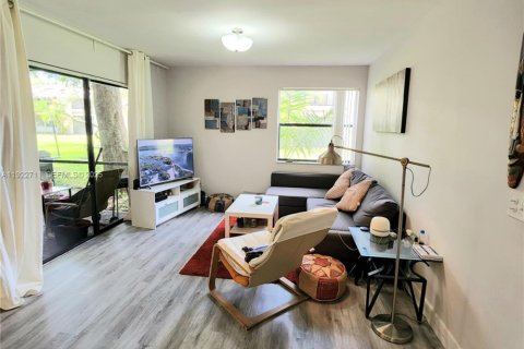 Condo in Miami, Florida, 2 bedrooms  № 1976515 - photo 4