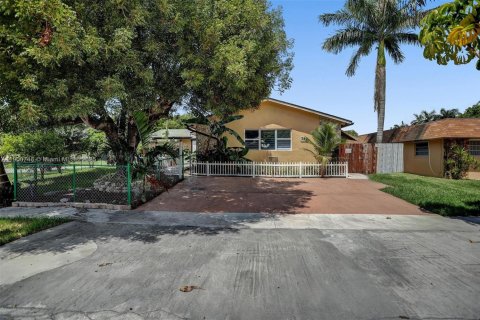 Commercial property in Dania Beach, Florida 223.06 sq.m. № 1953282 - photo 2