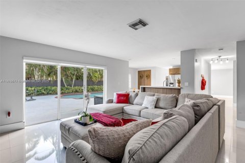 Casa en venta en Miami, Florida, 5 dormitorios, 235.69 m2 № 2053461 - foto 17
