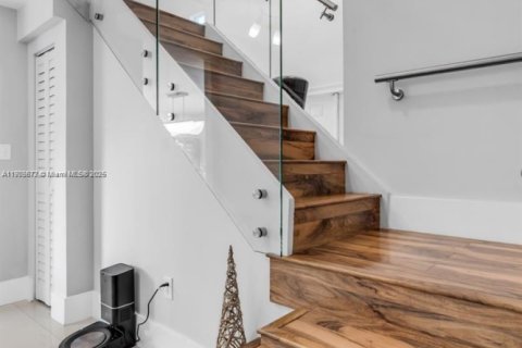 Casa en venta en Miami, Florida, 5 dormitorios, 235.69 m2 № 2053461 - foto 19