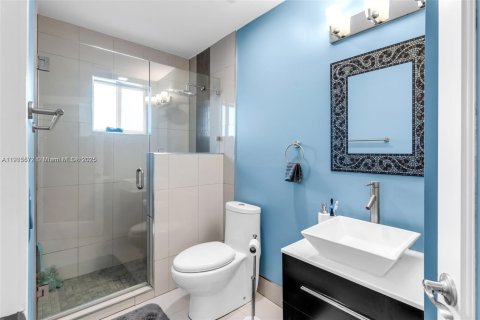 Casa en venta en Miami, Florida, 5 dormitorios, 235.69 m2 № 2053461 - foto 24