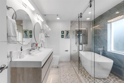 Casa en venta en Miami, Florida, 5 dormitorios, 235.69 m2 № 2053461 - foto 30