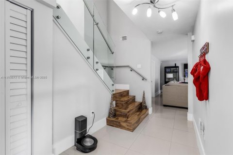 Casa en venta en Miami, Florida, 5 dormitorios, 235.69 m2 № 2053461 - foto 5