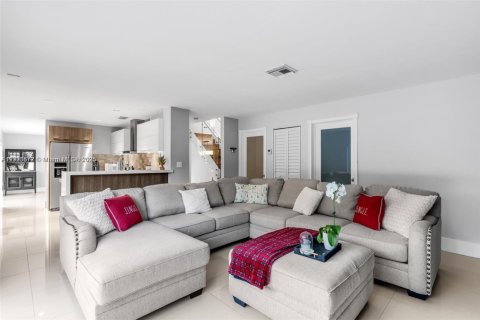 Casa en venta en Miami, Florida, 5 dormitorios, 235.69 m2 № 2053461 - foto 18