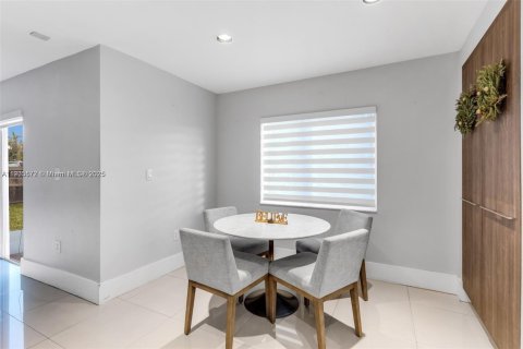 Casa en venta en Miami, Florida, 5 dormitorios, 235.69 m2 № 2053461 - foto 13